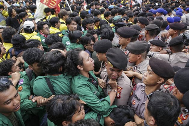 Rally to protest goverment policies program in Indonesia JAKARTA, INDONESIA – AUGUST 18: Protesters push as they clash with police officers during a rally to protest government policies, one day after Indonesia’s Independence Day celebration, in Jakarta, Indonesia, on August 18, 2026, under the theme 81 Years, Free for Whom? . The protesters say Indonesians still face a lack of freedom in the economic and political spheres, while criticizing the concentration of power under President Prabowo’s administration. They are calling for an end to corruption, lower prices for basic necessities and fuel, expanded military roles in civilian affairs, and an end to the Free Nutritious Meals (MBG) and Village Cooperatives (KDMP) programs. Agoes Rudiant  Copyright: x2026xAnadoluxAgoesxRudiantox