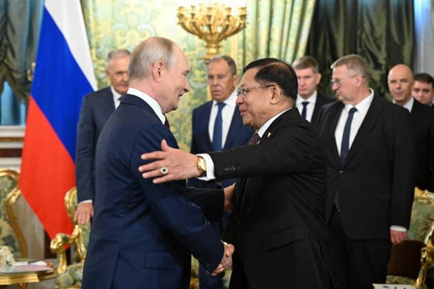RUSSIA, MOSCOW - AUGUST 18, 2026: Vladimir Putin (L), President of Russia, and his counterpart Min Aung Hlaing of Myanmar shake hands during a meeting at the Moscow Kremlin Moscow Russia  - ZUMAt113 20260818_zaa_t113_541 Copyright: xAlexeixNikolskyx