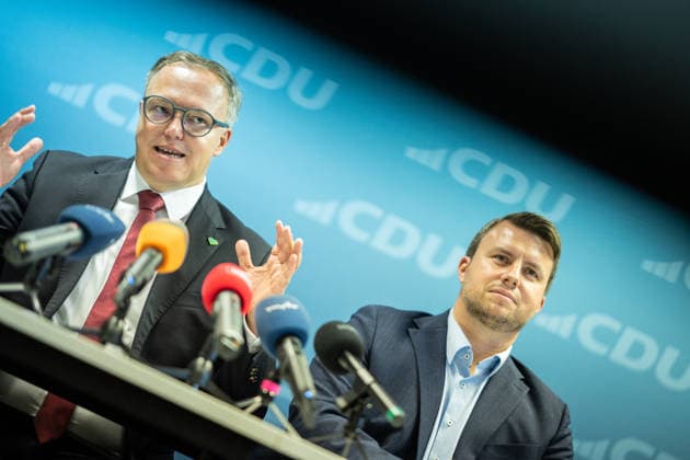 Mario Voigt, Ministerpräsident Thüringen, mit Niklas Waßmann, Generalsekretär CDU-Thüringen;Pressekonferenz des Ministerpräsidenten von Thüringen in der Landesgeschäftsstelle der CDU, Erfurt Thüringen Deutschland Landesgeschäftsstelle CDU Thür *** Mario Voigt, Minister-President of Thuringia, with Niklas Waßmann, Secretary General of the CDU Thuringia Press conference held by the Minister-President of Thuringia at the CDU state headquarters in Erfurt, Thuringia, Germany CDU Thuringia State Headquarters