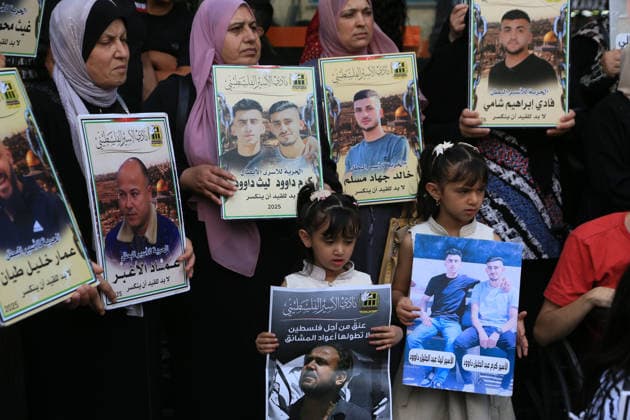 News Bilder des Tages Palestinians Rally in Nablus in Support of Prisoners Palestinians take part in the weekly rally by families of prisoners in Nablus, West Bank, on August 18, 2026, calling for the release of their relatives and expressing solidarity with Palestinian prisoners held in Israeli jails. Photo by Mohammed Nasser apaimages Nablus West Bank Palestinian Territory 180826_Nablus_MN_00(8) Copyright: xapaimagesxMohammedxNasserx xapaimagesx