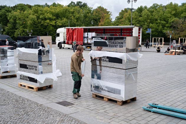 Berlin,18.08.2026,Brandenburger Tor,Platz des 18.März,Abbau 65 Jahre Mauerbau:Temporärer Erinnerungsort mit großformatiger Installation und Open-Air-Ausstellung von Kulturprojekte Berlin und Stiftung Berliner Mauer *** Berlin, August 18, 2026, Brandenburg Gate, Platz des 18. März, Commemorating the 65th Anniversary of the Construction of the Berlin Wall: A Temporary Memorial Site Featuring a Large-Scale Installation and Open-Air Exhibition by Kulturprojekte Berlin and the Berlin Wall Foundation