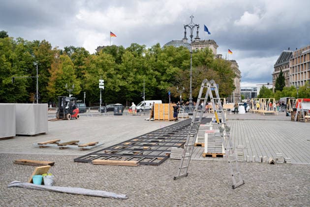 Berlin,18.08.2026,Brandenburger Tor,Platz des 18.März,Abbau 65 Jahre Mauerbau:Temporärer Erinnerungsort mit großformatiger Installation und Open-Air-Ausstellung von Kulturprojekte Berlin und Stiftung Berliner Mauer *** Berlin, August 18, 2026, Brandenburg Gate, Platz des 18. März, 65th Anniversary of the Construction of the Berlin Wall: Temporary Memorial Site Featuring a Large-Scale Installation and Open-Air Exhibition by Kulturprojekte Berlin and the Berlin Wall Foundation