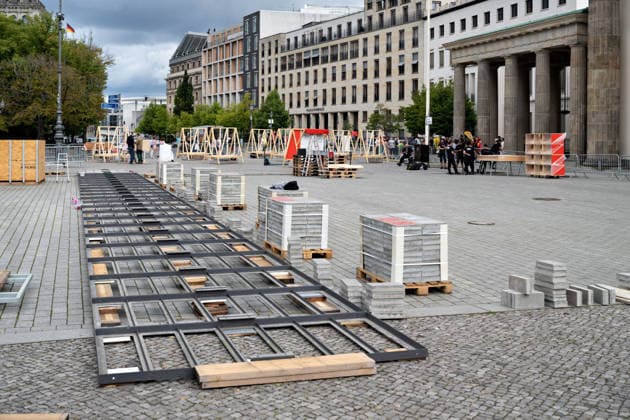 Berlin,18.08.2026,Brandenburger Tor,Platz des 18.März,Abbau 65 Jahre Mauerbau:Temporärer Erinnerungsort mit großformatiger Installation und Open-Air-Ausstellung von Kulturprojekte Berlin und Stiftung Berliner Mauer *** Berlin, August 18, 2026, Brandenburg Gate, Platz des 18. März, 65th Anniversary of the Construction of the Berlin Wall: Temporary Memorial Site Featuring a Large-Scale Installation and Open-Air Exhibition by Kulturprojekte Berlin and the Berlin Wall Foundation