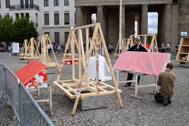 Berlin,18.08.2026,Brandenburger Tor,Platz des 18.März,Abbau 65 Jahre Mauerbau:Temporärer Erinnerungsort mit großformatiger Installation und Open-Air-Ausstellung von Kulturprojekte Berlin und Stiftung Berliner Mauer *** Berlin, August 18, 2026, Brandenburg Gate, Platz des 18. März, 65th Anniversary of the Construction of the Berlin Wall: Temporary Memorial Site Featuring a Large-Scale Installation and Open-Air Exhibition by Kulturprojekte Berlin and the Berlin Wall Foundation