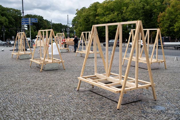 Berlin,18.08.2026,Brandenburger Tor,Platz des 18.März,Abbau 65 Jahre Mauerbau:Temporärer Erinnerungsort mit großformatiger Installation und Open-Air-Ausstellung von Kulturprojekte Berlin und Stiftung Berliner Mauer *** Berlin, August 18, 2026, Brandenburg Gate, Platz des 18. März, 65th Anniversary of the Construction of the Berlin Wall: Temporary Memorial Site Featuring a Large-Scale Installation and Open-Air Exhibition by Kulturprojekte Berlin and the Berlin Wall Foundation