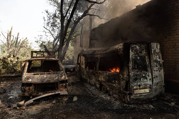 Aftermath of Russian attack on Ukraine s Kramatorsk KRAMATORSK, UKRAINE - AUGUST 18: A view of two burning cars in a residential area following a Russian airstrike in Kramatorsk, Ukraine, on August 18, 2026. Francisco Richart Anadolu Kramatorsk Ukraine. Editorial use only. Please get in touch for any other usage.  Copyright: x2026xAnadoluxFranciscoxRichartx