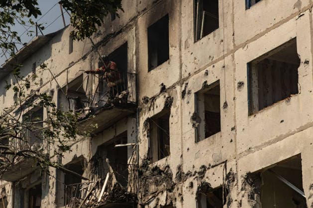 Aftermath of Russian attack on Ukraine s Kramatorsk KRAMATORSK, UKRAINE - AUGUST 18: A firefighter extinguishes a fire on the balcony of a damaged and charred building following a Russian airstrike in Kramatorsk, Ukraine, on August 18, 2026. Francisco Richart Anadolu Kramatorsk Ukraine. Editorial use only. Please get in touch for any other usage.  Copyright: x2026xAnadoluxFranciscoxRichartx