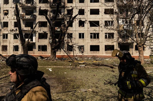 Aftermath of Russian attack on Ukraine s Kramatorsk KRAMATORSK, UKRAINE - AUGUST 18: Firefighters work in a residential area with a destroyed apartment building following a Russian airstrike in Kramatorsk, Ukraine, on August 18, 2026. Francisco Richart Anadolu Kramatorsk Ukraine. Editorial use only. Please get in touch for any other usage.  Copyright: x2026xAnadoluxFranciscoxRichartx
