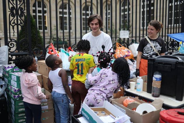 Homeless people camp outside the Paris Centre City Hall - Paris Homeless people with children have set up their camp and have put up tents outside the Paris Centre City Hall, in Paris on August 18, 2026. After being removed from the forecourt of the Samu Social headquarters in Paris. Photo by Raphael Lafargue ABACAPRESS.COM Paris France  Copyright: xLafarguexRaphael ABACAx