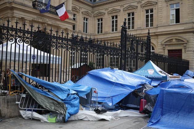 Homeless people camp outside the Paris Centre City Hall - Paris Homeless people with children have set up their camp and have put up tents outside the Paris Centre City Hall, in Paris on August 18, 2026. After being removed from the forecourt of the Samu Social headquarters in Paris. Photo by Raphael Lafargue ABACAPRESS.COM Paris France  Copyright: xLafarguexRaphael ABACAx