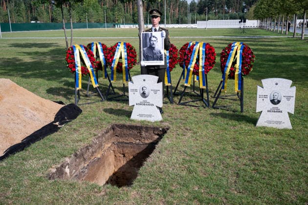 An honour guard of the Ukrainian Armed Forces stands at the grave during the solemn reburial ceremony of Colonel Yevhen Konovalets, first head of the Organisation of Ukrainian Nationalists (OUN) and colonel of the Army of the Ukrainian People’s Republic (UNR), at the National Military Memorial Cemetery in Kyiv region, Ukraine, August 18, 2026. On August 11, 2026, Konovalets’ remains were exhumed at Crooswijk General Cemetery in Rotterdam, the Netherlands, where they had rested since his assassination by a Soviet agent in May 1938. (Photo by Danylo Antoniuk Ukrinform) Remains of OUN leader Yevhen Konovalets reburied at National Military Memorial Cemetery  Copyright: xDanyloxAntoniukx