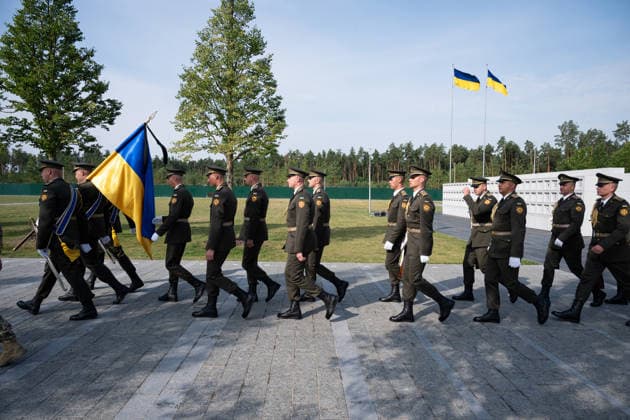 Honour guards of the Ukrainian Armed Forces carry the Ukrainian flag past the columbarium wall after the solemn reburial ceremony of Colonel Yevhen Konovalets, first head of the Organisation of Ukrainian Nationalists (OUN) and colonel of the Army of the Ukrainian People’s Republic (UNR), at the National Military Memorial Cemetery in Kyiv region, Ukraine, August 18, 2026. On August 11, 2026, Konovalets’ remains were exhumed at Crooswijk General Cemetery in Rotterdam, the Netherlands, where they had rested since his assassination by a Soviet agent in May 1938. (Photo by Danylo Antoniuk Ukrinform) Remains of OUN leader Yevhen Konovalets reburied at National Military Memorial Cemetery  Copyright: xDanyloxAntoniukx