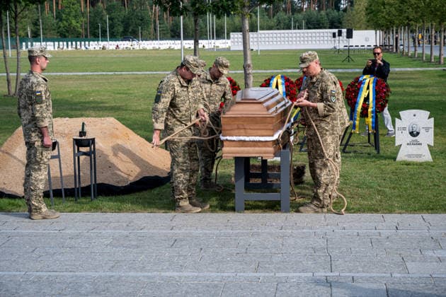 Soldiers from the Ukrainian Armed Forces attach ropes to the coffin during the solemn reburial ceremony of Colonel Yevhen Konovalets, first head of the Organisation of Ukrainian Nationalists (OUN) and colonel of the Army of the Ukrainian People’s Republic (UNR), at the National Military Memorial Cemetery in Kyiv region, Ukraine, August 18, 2026. On August 11, 2026, Konovalets’ remains were exhumed at Crooswijk General Cemetery in Rotterdam, the Netherlands, where they had rested since his assassination by a Soviet agent in May 1938. (Photo by Danylo Antoniuk Ukrinform) Remains of OUN leader Yevhen Konovalets reburied at National Military Memorial Cemetery  Copyright: xDanyloxAntoniukx