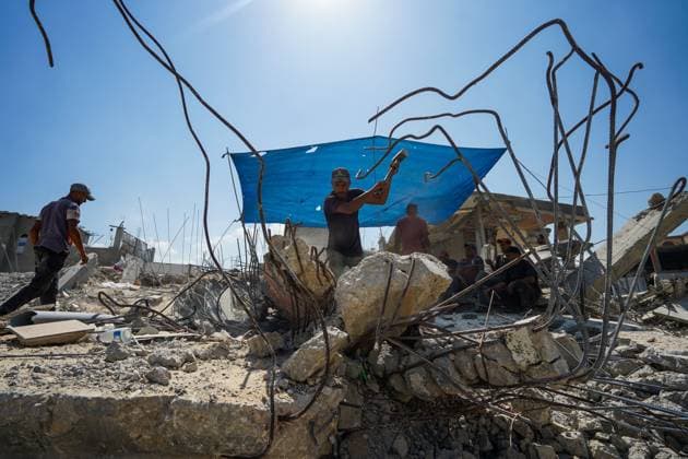 August 18, 2026, Khan Younis, Palestine, State of: KHAN YOUNIS, GAZA STRIP, PALESTINE, AUGUST 18, 2026: Palestinians salvage metal from the rubble of destroyed homes in Khan Younis for reuse in making tents and other items needed for daily life, amid shortages of materials and limited resources in the Gaza Strip. Khan Younis Palestine, State of - ZUMAq101 20260818_zna_q101_104 Copyright: xRamzixAbuxAmerx