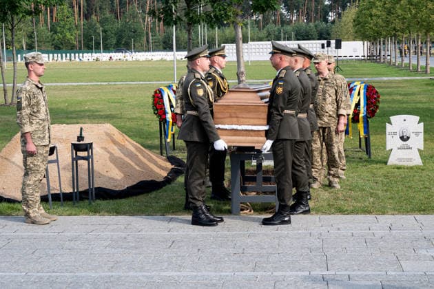 Soldiers from the Ukrainian Armed Forces place the coffin on a stand during the solemn reburial ceremony of Colonel Yevhen Konovalets, first head of the Organisation of Ukrainian Nationalists (OUN) and colonel of the Army of the Ukrainian People’s Republic (UNR), at the National Military Memorial Cemetery in Kyiv region, Ukraine, August 18, 2026. On August 11, 2026, Konovalets’ remains were exhumed at Crooswijk General Cemetery in Rotterdam, the Netherlands, where they had rested since his assassination by a Soviet agent in May 1938. (Photo by Danylo Antoniuk Ukrinform) Remains of OUN leader Yevhen Konovalets reburied at National Military Memorial Cemetery  Copyright: xDanyloxAntoniukx