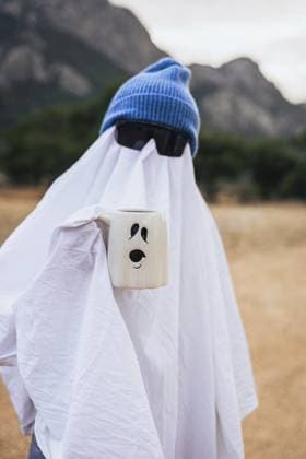 Geisterkostüm mit warmem Getränk in der Natur, das eine moderne Halloween Stimmung erzeugt. Einfache Feier, gemütliche Rituale und ein langsames Herbst Lifestyle Konzept Ghost costume with warm drink in nature creating a modern Halloween mood. Simple celebration, cozy rituals and slow autumn lifestyle concept. Copyright: imageBROKER AlinaxKandybka ibxayk18787252.jpg ,model released, Symbolfoto ,property released