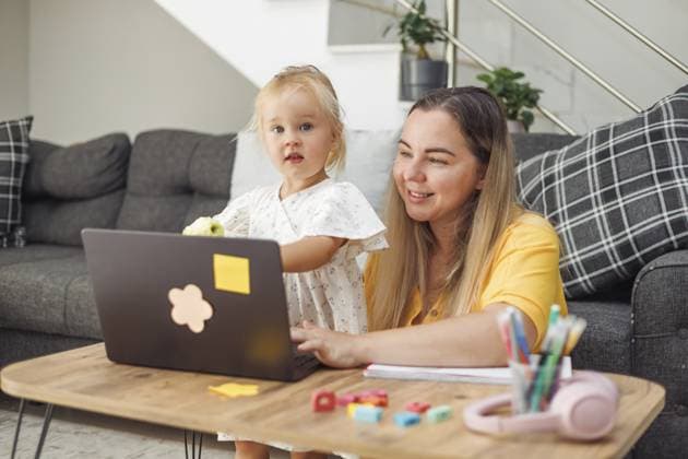 Junge kaukasische Frau und blondes kaukasisches Mädchen benutzen Laptop am Heimtisch mit Schulmaterial und Apfel, Online Lernkonzept Young Caucasian woman and blond Caucasian girl using laptop at home table with school supplies and apple, online learning concept Copyright: imageBROKER AlinaxKandybka ibxayk18789908.jpg ,model released, Symbolfoto ,property released