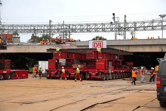 Brückenarbeiten am ICE-Knoten Erfurt Erfurt, 18.08.2026 Aushub der 38 Meter lange, 13 Meter breite und rund 1.800 Tonnen schwere Brückenteil am Schmidtstedter Knoten Erfurt. Dafür mussten Gleise der ICE - Strecke und die darunter liegenden Fahrbahn gesperrt werden. Nach dem Aushub erfolgt der Einschub neuer Brückenteile. Die Reparatur wurde notwendig, wegen brüchigem Stahlbeton Thüringen Germany *** Bridge Work at the Erfurt ICE Interchange Erfurt, August 18, 2026 Excavation of the 38-meter-long, 13-meter-wide, and approximately 1,800-metric-ton bridge section at the Schmidtstedt junction in Erfurt. To do this, tracks on the ICE line and the roadway beneath them had to be closed. After the section was removed, new bridge sections wil Copyright: xMatthiasxGränzdörferx