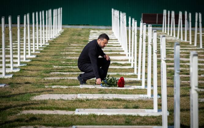 News Bilder des Tages Zelensky Attends Reburial of Yevhen Konovalets Near Kyiv Ukrainian President Volodymyr Zelensky attends the reburial ceremony of Yevhen Konovalets, a colonel in the army of the Ukrainian People’s Republic and the first head of the Organization of Ukrainian Nationalists, at the National Military Memorial Cemetery near Kyiv, Ukraine, on August 18, 2026. Konovalets’ remains were returned to Ukraine 88 years after his burial in Rotterdam, where he was assassinated in 1938, during a ceremony attended by officials and military figures. Photo by PRESIDENT OF UKRAINE apaimages Ukraine Ukraine Ukraine 180826_Ukraine_UPO_00(9).jpeg Copyright: xapaimagesxPRESIDENTxOFxUKRAINEx xapaimagesx