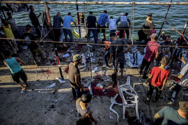 News Bilder des Tages Israeli drone strike on crowded Gaza cafe kills 6 Palestinians GAZA CITY, GAZA, PALESTINE - AUGUST 18: (EDITORS NOTE: Image depicts graphic content) Palestinians inspect at destroyed beachfront cafe in Gaza City, Gaza, Palestine on August 18, 2026, following an Israeli airstrike that killed at least six people, including a child, and injured more than 12 others. The attack on the civilian gathering spot occurred despite recent calls from U.S. President Donald Trump urging Israel to halt its military operations across the Gaza Strip, as local rescue teams worked to retrieve victims from the damaged structure. Saeed M. M. T. Jaras Anadolu Gaza City Gaza. Editorial use only. Please get in touch for any other usage.  Copyright: x2026xAnadoluxSaeedxM.xM.xT.xJarasx