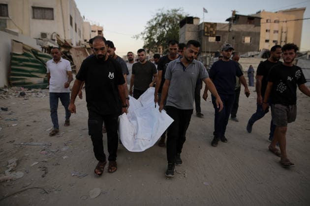 Israeli drone strike on crowded Gaza cafe kills 6 Palestinians GAZA CITY, GAZA, PALESTINE - AUGUST 18: Palestinians carry the body of a victim following an Israeli airstrike on a beachfront cafe in Gaza City, Gaza, Palestine, on August 18, 2026. The attack killed at least six Palestinians, including a child, and injured more than 12 others, according to local sources. Saeed M. M. T. Jaras Anadolu Gaza City Gaza. Editorial use only. Please get in touch for any other usage.  Copyright: x2026xAnadoluxSaeedxM.xM.xT.xJarasx