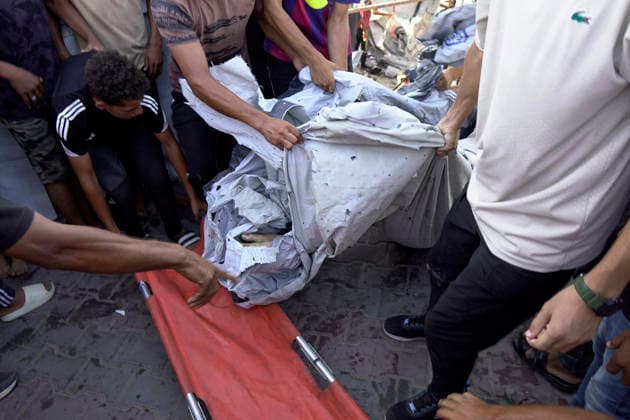 Aftermath of Israeli Airstrike In Gaza Palestinians inspect the site of an Israeli strike on a cafe at the seaport of Gaza City, on August 18, 2026. Gaza Palestine  Copyright: xMajdixFathix originalFilename: fathi-notitle260818_npPLk.jpg