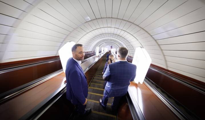 News Bilder des Tages Vice-prime minister and Minister of Foreign Affairs Maxime Prevot is escorted by bodyguards through the underground tunnels during an alert whilst on a visit to Kyiv, Tuesday 18 August 2026, part of a visit of the Belgian Foreign Minister to Ukraine, from 17 to 20 08.  BENOITxDOPPAGNE 183721962