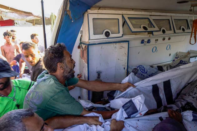 Gaza City Seashore Shelling Palestinians gather around a covered stretcher inside an ambulance in Gaza City, Palestinian Territories on August 18, 2026. At least six Palestinians, including a child, were killed and 10 others injured on Tuesday in an Israeli airstrike that hit a cafe in the seaport area west of Gaza City, according to a medical source. Gaza Gaza Strip Palestinian Territories Copyright: xMohammedxAlxQumsanx