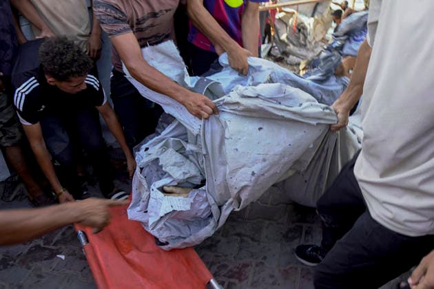 Gaza City Seashore Shelling (EDITOR S NOTE: Image depicts death) Palestinians carry a body wrapped in a white sheet following shelling along the seashore in Gaza City, Palestinian Territories on August 18, 2026. At least six Palestinians, including a child, were killed and 10 others injured on Tuesday in an Israeli airstrike that hit a cafe in the seaport area west of Gaza City, according to a medical source. Gaza Gaza Strip Palestinian Territories Copyright: xMohammedxAlxQumsanx