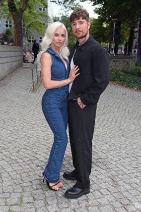 Willi Banner (Willi Whey) mit Freundin Kim Schiele bei der Prime Video Filmpremiere von BACK TO THE 90s im Delphi Filmpalast in Berlin am 18.08.2026 *** Willi Banner Willi Whey with his girlfriend Kim Schiele at the Prime Video film premiere of BACK TO THE 90s at the Delphi Filmpalast in Berlin on August 18, 2026