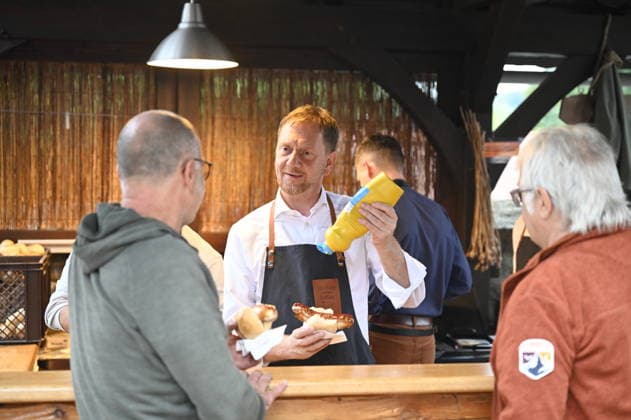 Michael Kretschmer beim Bürgergesprächs-Format Kretschmer grillt mit Sachsens Ministerpräsident Michael Kretschmer im Pfarrhof der St. Katharinen Kirche in Arnsdorf (Gemeinde Vierkirchen, Landkreis Görlitz) am 18.08.2026. *** Michael Kretschmer at the Kretschmer Grills public discussion event with Saxony’s Minister President Michael Kretschmer at the rectory of St. Katharinen Church in Arnsdorf, Vierkirchen municipality, Görlitz district, on August 18, 2026 Copyright: xMatthiasxWehnertx