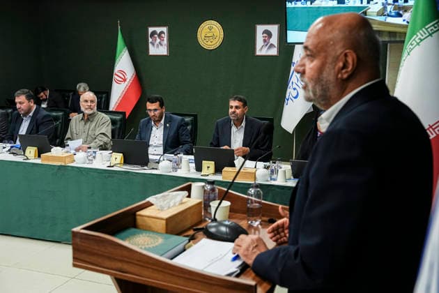 Tehran Iran Virtual Parliament An official addresses participants during a virtual session of Iran s parliament in Tehran, Iran on August 18, 2026. The public session was chaired by Parliament Speaker Mohammad Bagher Ghalibaf, with 247 lawmakers participating remotely. Tehran Tehran Iran Copyright: xHamedxMalekpourx