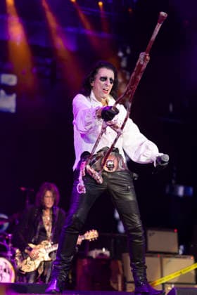 Hollywood Vampires perform at AO Arena Alice Cooper of Hollywood Vampires performs at AO Arena, Manchester, England, 18th August 2026. Editorial Use Only., Credit:Mike Gray MIKE GRAY - B4227 Avalon  Copyright: xMikexGrayx xMIKExGRAYx-xB4227x xAvalonx 1125388598