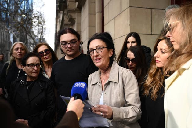 MILORAD ZARIC COURT, Mary Kadis (centre), sister of Vicky Apostolopoulos, and Riley Van Aken (2nd left) son of Vicky Apostolopoulos, and Sofia Apostolopoulos (left) mother of Vicky Apostolopoulos, speak to media outside the Supreme Court of Victoria in Melbourne, Wednesday, August 19, 2026. ( NO ARCHIVING MELBOURNE VICTORIA AUSTRALIA  Copyright: xJOELxCARRETTx 20260819148880014067