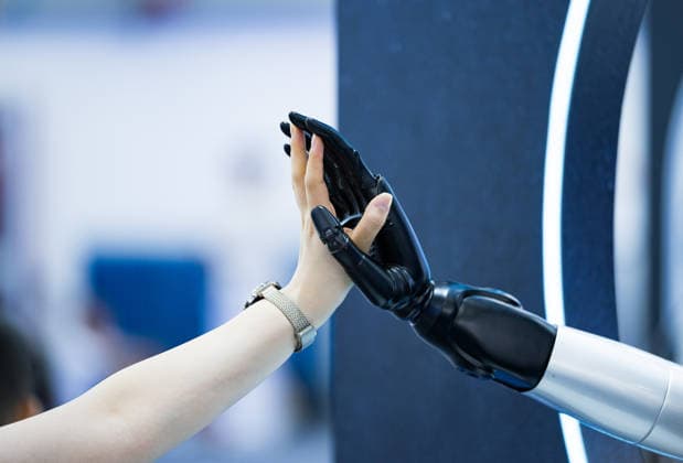News Bilder des Tages BEIJING, CHINA - AUGUST 19: A visitor high-fives a humanoid robot during the opening of the 2026 World Robot Conference on August 19, 2026 in Beijing, China. The World Robot Conference 2026 kicks off in Beijing on August 19, bringing together leading robotics companies, experts and innovators from around the world. The event showcases the latest advances and applications across the robotics industry, from humanoid robots and embodied intelligence to cutting-edge components and real-world solutions.  Copyright: xChinaxNewsxServicex 111660848640