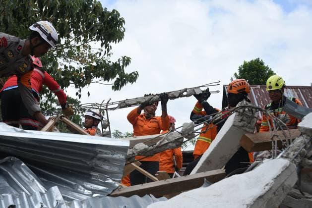 Aftermath of 7.7-magnitude earthquake in Indonesia EAST NUSA TENGGARA, INDONESIA - AUGUST 19: (----EDITORIAL USE ONLY - MANDATORY CREDIT - INDONESIAN NATIONAL SEARCH AND RESCUE AGENCY (BASARNAS) HANDOUT - NO MARKETING NO ADVERTISING CAMPAIGNS - DISTRIBUTED AS A SERVICE TO CLIENTS----) Search and rescue teams continue clearing and searching collapsed buildings in the area for possible victims trapped under the rubble following a powerful earthquake in Lamba Leda, East Nusa Tenggara, Indonesia, on August 19, 2026. BASARNAS Handout Anadolu East Nusa Tenggara Indonesia. Editorial use only. Please get in touch for any other usage.  Copyright: x2026xAnadoluxBASARNASx xHandoutx