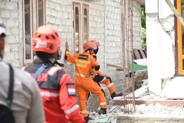 Aftermath of 7.7-magnitude earthquake in Indonesia EAST NUSA TENGGARA, INDONESIA - AUGUST 19: (----EDITORIAL USE ONLY - MANDATORY CREDIT - INDONESIAN NATIONAL SEARCH AND RESCUE AGENCY (BASARNAS) HANDOUT - NO MARKETING NO ADVERTISING CAMPAIGNS - DISTRIBUTED AS A SERVICE TO CLIENTS----) Search and rescue teams continue clearing and searching collapsed buildings in the area for possible victims trapped under the rubble following a powerful earthquake in Lamba Leda, East Nusa Tenggara, Indonesia, on August 19, 2026. BASARNAS Handout Anadolu East Nusa Tenggara Indonesia. Editorial use only. Please get in touch for any other usage.  Copyright: x2026xAnadoluxBASARNASx xHandoutx