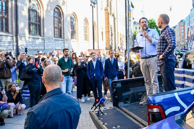 STOCKHOLM, SVERIGE 20260819 Sverigedemokraternas partiledare Jimmy Akesson och Henrik Vinge, rättspolitisk talesperson, presenterar vallöfte utanför tingsrätten i Stockholm. STOCKHOLM SVERIGE x10080x *** STOCKHOLM, SWEDEN 20260819 Sweden Democrats party leader Jimmy Akesson and Henrik Vinge, spokesperson for legal policy, present an election pledge outside the Stockholm District Court STOCKHOLM SWEDEN x10080x  Copyright: xFredrikxSandberg TTx SD PRESETERAR VALLÖFTE tlccP_fHBlI