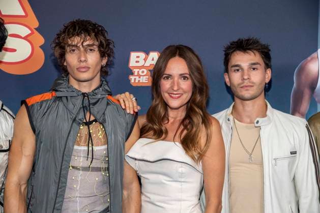 ABB AMAZON- Bene Schulz, Johanna Klum und Julien Brown zu Gast auf dem blauen Teppich bei der Weltpremiere der Amazon Prime Serie Back to the 90s im Delphi Filmpalast am 18.AUGUST 2026 in Berlin Berlin Deutschland *** ABB AMAZON Bene Schulz, Johanna Klum, and Julien Brown walked the blue carpet at the world premiere of the Amazon Prime series *Back to the 90s* at the Delphi Filmpalast on August 18, 2026, in Berlin, Germany