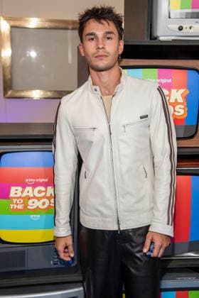 ABB AMAZON- Julien Brown zu Gast auf dem blauen Teppich bei der Weltpremiere der Amazon Prime Serie Back to the 90s im Delphi Filmpalast am 18.AUGUST 2026 in Berlin Berlin Deutschland *** ABB AMAZON Julien Brown walks the blue carpet at the world premiere of the Amazon Prime series *Back to the 90s* at the Delphi Filmpalast on August 18, 2026, in Berlin, Germany