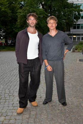 Janis Danner mit Gast bei der Premiere des Amazon Prime Video-Films Back to the 90s im Delphi Filmpalast am Zoo. Berlin, 18.08.2026 *** Janis Danner with a guest at the premiere of the Amazon Prime Video film *Back to the 90s* at the Delphi Filmpalast am Zoo in Berlin, August 18, 2026 Foto:xM.xBehrensx xFuturexImagex 90s_6870