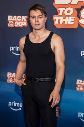 ABB AMAZON- Luis Moll zu Gast auf dem blauen Teppich bei der Weltpremiere der Amazon Prime Serie Back to the 90s im Delphi Filmpalast am 18.AUGUST 2026 in Berlin Berlin Deutschland *** ABB AMAZON s Luis Moll appeared on the blue carpet at the world premiere of the Amazon Prime series *Back to the 90s* at the Delphi Filmpalast on August 18, 2026, in Berlin, Germany