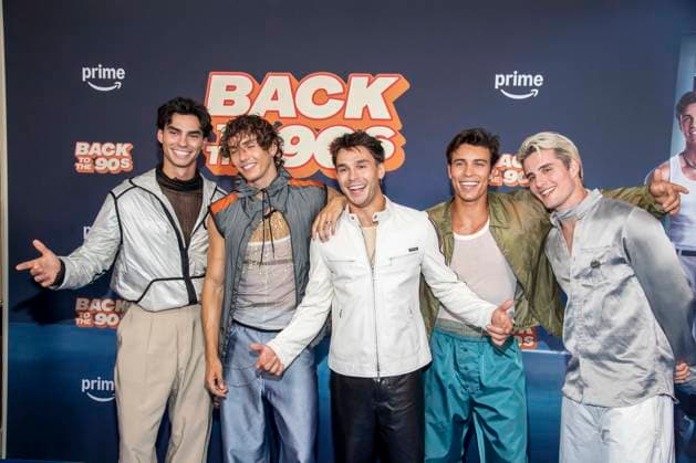 ABB AMAZON- Jacob Rott, Bene Schulz, Julien Brown, Tim Schaecker und Luis Freitag von den Elevator Boys zu Gast auf dem blauen Teppich bei der Weltpremiere der Amazon Prime Serie Back to the 90s im Delphi Filmpalast am 18.AUGUST 2026 in Berlin Berlin Deutschland *** ABB AMAZON Jacob Rott, Bene Schulz, Julien Brown, Tim Schaecker, and Luis Freitag of the Elevator Boys appeared on the blue carpet at the world premiere of the Amazon Prime series *Back to the 90s* at the Delphi Filmpalast on August 18, 2026, in Berlin, Germany