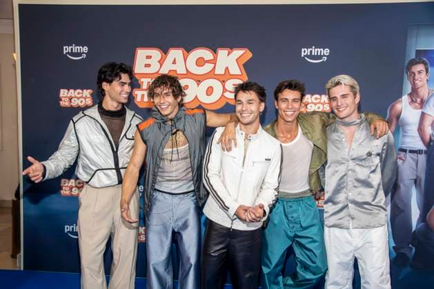 ABB AMAZON- Jacob Rott, Bene Schulz, Julien Brown, Tim Schaecker und Luis Freitag von den Elevator Boys zu Gast auf dem blauen Teppich bei der Weltpremiere der Amazon Prime Serie Back to the 90s im Delphi Filmpalast am 18.AUGUST 2026 in Berlin Berlin Deutschland *** ABB AMAZON Jacob Rott, Bene Schulz, Julien Brown, Tim Schaecker, and Luis Freitag of the Elevator Boys appeared on the blue carpet at the world premiere of the Amazon Prime series *Back to the 90s* at the Delphi Filmpalast on August 18, 2026, in Berlin, Germany