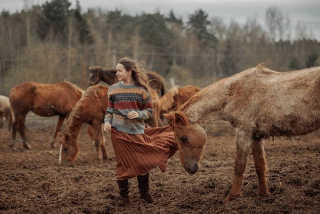 A young girl among a group of horses on a rural farm Solnechnogorsk, Moscow Oblast, Russia CR_DGAM260812-2105320-01 ,model released, Symbolfoto ,property released