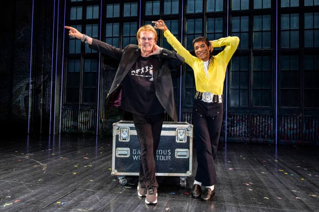 MMM STAGE- Howard Carpendale besucht MJ Das Michael Jackson Musical in Hamburg am 18.AUGUST 2026 Saenger und Entertainer Howard Carpendale war zu Gast bei MJ Das Michael Jackson Musical im Stage Theater an der Elbe. Nach der Vorstellung traf er den MJ-Darsteller Jay Karim Jonker auf der Buehne und schwaermte Es war eine so unglaubliche, professionelle Darbietung von allen Seiten, Jay ist eine Wucht Hamburg Deutschland *** MMM STAGE Howard Carpendale Attends MJ: The Michael Jackson Musical in Hamburg on August 18, 2026 Singer and entertainer Howard Carpendale was a guest at MJ: The Michael Jackson Musical at the Stage Theater an der Elbe. After the performance, he met with Jay Karim Jonker, the actor playing Michael Jackson, on s