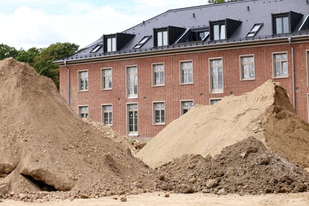 Sanierungsarbeiten an einem alten Kasernengebäude im neuen Stadtteil Krampnitz in Potsdam, 18. August 2026. Krampnitz *** Renovation work on an old barracks building in the new Krampnitz neighborhood of Potsdam, August 18, 2026, Krampnitz