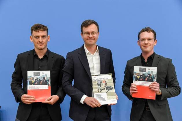 ABB BPK- Lukas Werner, Referent für Sozialpolitik, AWO Bundesverband e.V. Maximilian Bloemer, Leiter Ex-Ante Politikevaluation,ifo Zentrum Finanzwissenschaft Dr. Marvin Deversi, Vorstand AWO Bundesverband e.V.Dr.Thema Wie die Zusammenlegung von Sozialleistungen gegen Armut wirken kann ifo Institut legt Studie im Auftrag des AWO Bundesverbandes vor auf der BPK Berlin Bundespressekonferenz in Berlin am 19.AUGUST 2026 Berlin Deutschland *** ABB BPK Lukas Werner, Social Policy Advisor, AWO Bundesverband e.V.; Maximilian Bloemer, Head of Ex Ante Policy Evaluation,ifo Center for Public Finance Dr. Marvin Deversi, Board Member, AWO Federal Association e.V. Dr. Topic: How the Consolidation of Social Benefits Can Combat Poverty The ifo Institute