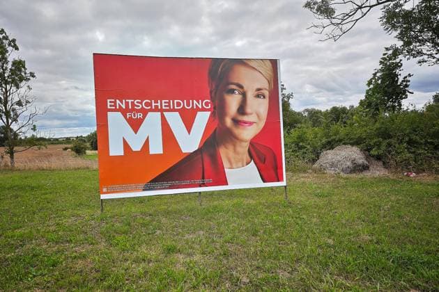 Mecklenburg-Vorpommern, Deutschland, 18.08.2026: Wahlplakat für die Landtagswahl 2026 mit Manuela Schwesig, SPD *** Mecklenburg-Western Pomerania, Germany, August 18, 2026 Election poster for the 2026 state election featuring Manuela Schwesig, SPD Copyright: xdtsxNachrichtenagenturx dts_130488