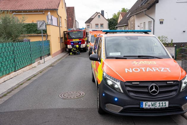 Arbeiter stürzt von Dach und verstirbt vor Ort Am Morgen des 19.08.2026 kam in Karben, Stadtteil Rendel, zu einem schweren Arbeitsunfall. Ein Arbeiter fiel durch eine Plexiglasscheibe durch das Dach einer Halle. Trotz Reanimation durch den Rettungsdienst verstarb der Patient noch vor Ort. Karben Rendel Hessen Deutschland *** Worker Falls from Roof and Dies at the Scene On the morning of August 19, 2026, in Karben, in the Rendel district, a serious workplace accident occurred. A worker fell through a Plexiglas pane and crashed through the roof of a warehouse. Despite resuscitation efforts by emergency medical services, the patient died at the scene. Karben, Rendel, Hesse, Germany